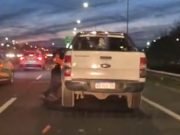 Video: arrastró a un policía de la Caminera para evitar el control de alcoholemia.