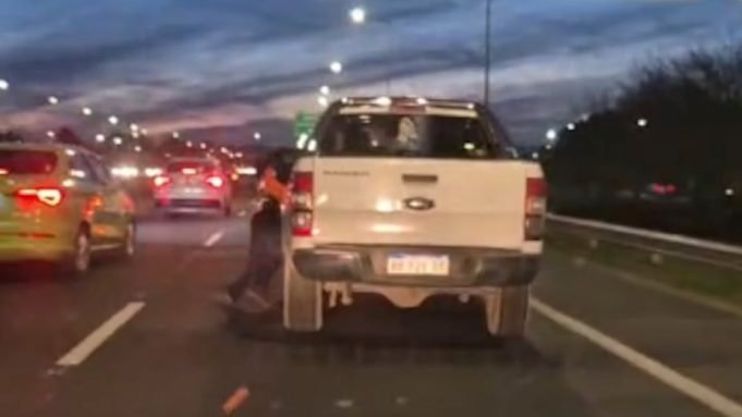Video: arrastró a un policía de la Caminera para evitar el control de alcoholemia.