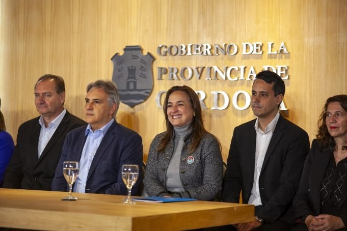Prunotto acompañó al gobernador Llaryora en el acto de apoyo a científicos y proyectos de innovación.