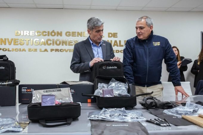 La Policía suma tecnología israelí para desbloquear y analizar teléfonos de allanamientos.