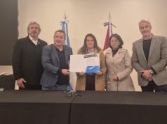 Legislador Figueroa e Intendenta Mabel Godoy en firma de Acta de Licitación de Acueducto.