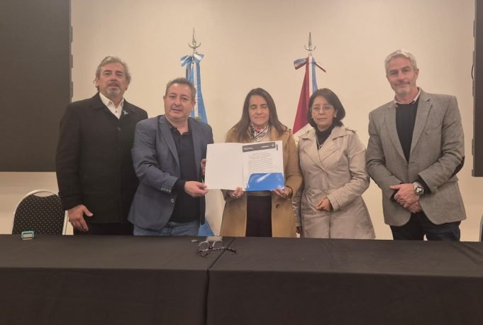 Legislador Figueroa e Intendenta Mabel Godoy en firma de Acta de Licitación de Acueducto.
