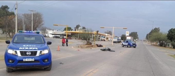 Accidente de motos en los semáforos de Ruta 60 e Irigoyen: Dos mujeres lesionadas.