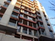 Conmoción en Córdoba por el hallazgo de un cadáver cementado en el placard de un departamento.