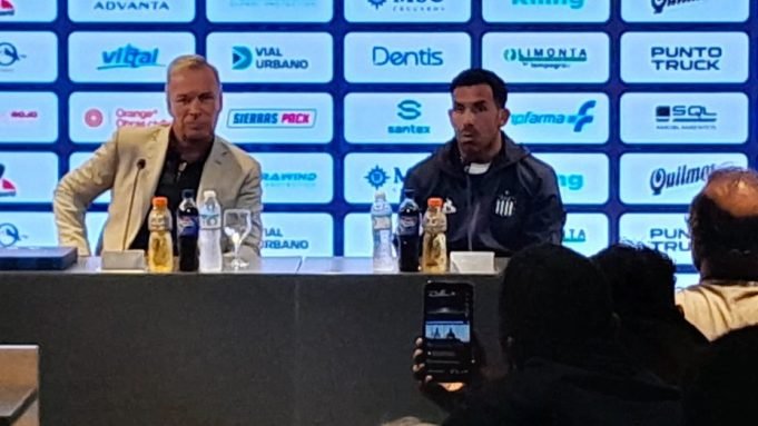 Talleres: Tevez fue presentado oficialmente como nuevo DT y dirigió su 1° práctica.
