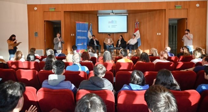La Unicameral provincial fue sede del conversatorio “Ciencia en Diálogo Córdoba”.