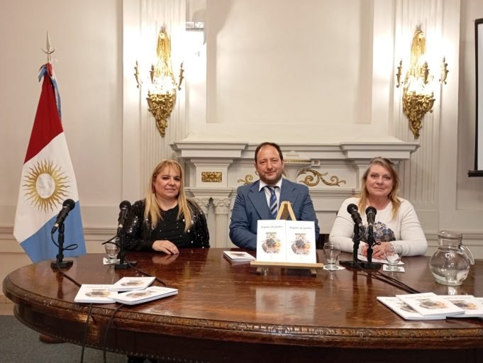Presentaron el libro “Ángeles de piedra” en la Legislatura Histórica.