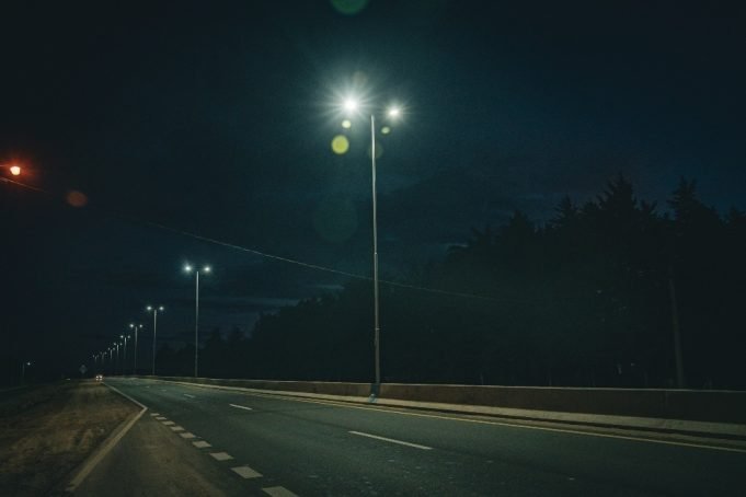La Provincia ejecutará obras de iluminación, seguridad vial y eléctrica en rutas provinciales.