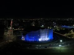 La Legislatura se ilumina en homenaje al Bicentenario de Uruguay.
