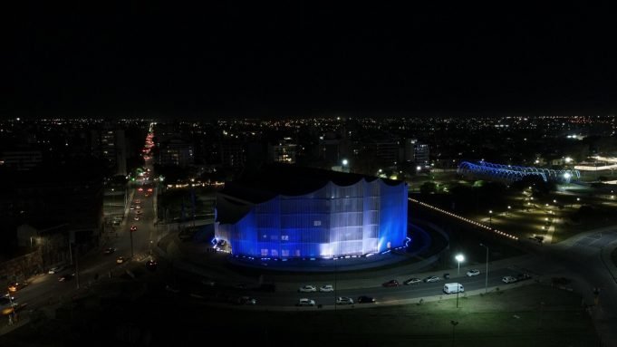 La Legislatura se ilumina en homenaje al Bicentenario de Uruguay.