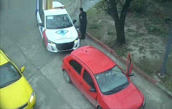 Cordobeses en Alerta: Detienen a dos hombres por robar un auto.