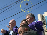 Campaña violenta: En medio de una caravana política opositores arrojaron piedras y huevos a Javier y Karina Milei.