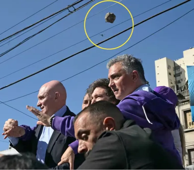 Campaña violenta: En medio de una caravana política opositores arrojaron piedras y huevos a Javier y Karina Milei.