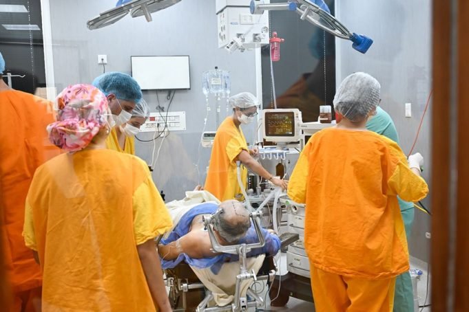 Avance en la medicina pública: Realizan dos cirugías cerebrales con estimulación de emociones.