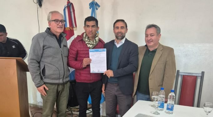 Legislador Figueroa firmó el acta de inicio de obra de agua en Chuña.