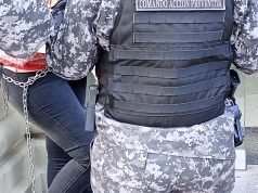 Una mujer se encadenó en la entrada del Banco de Córdoba para reclamar por un embargo.