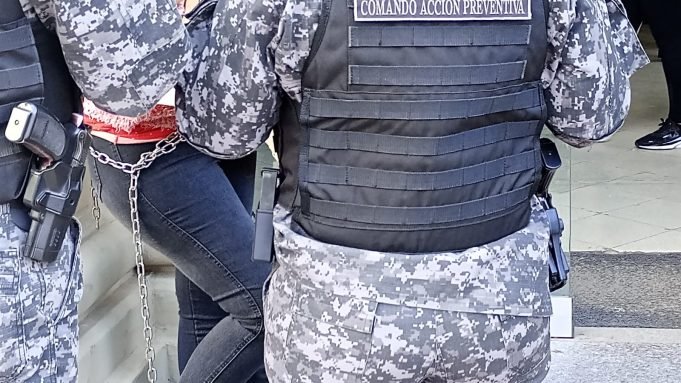 Una mujer se encadenó en la entrada del Banco de Córdoba para reclamar por un embargo.