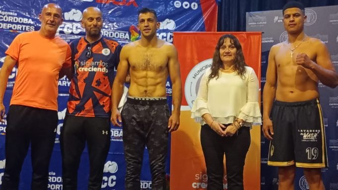 Pesaje oficial de boxeadores en Deán Funes.