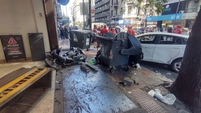Accidente en el centro de Córdoba: un auto de la app DiDi atropelló a varias personas.