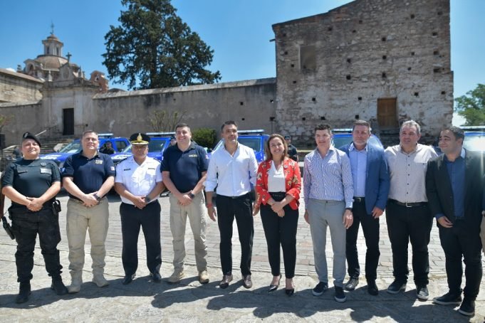 Prunotto encabezó la entrega de vehículos policiales para el Departamento Santa María.