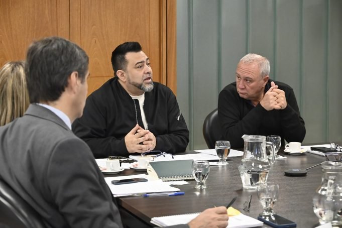 Legisladores proponen enseñar el Himno Nacional en lengua de señas en las escuelas.