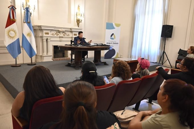 Se realizó un taller para potenciar la producción textil asociativa en la Legislatura Histórica.