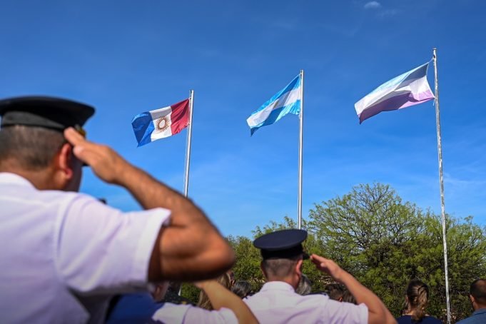 Myrian Prunotto presidió los primeros izamientos de las banderas de Charbonier y Villa de Soto.