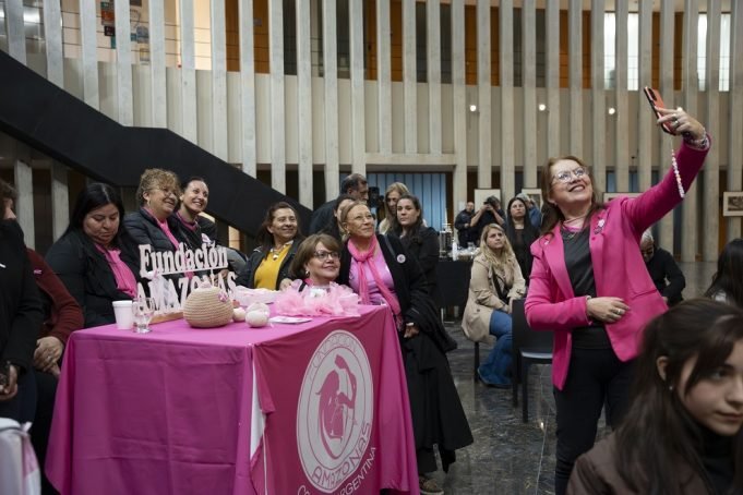 Se realizó en la Legislatura la Expo Mujer Córdoba Rosa.