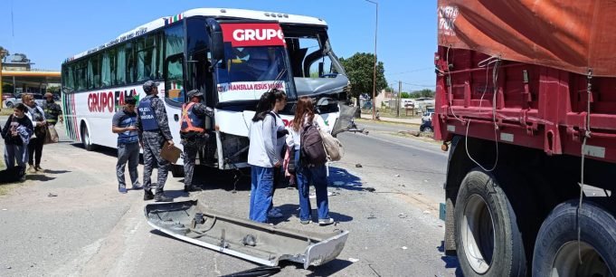 Ruta 16 y Ruta 60: un camión cruzó en rojo y provocó un choque con un colectivo de la empresa FAM.