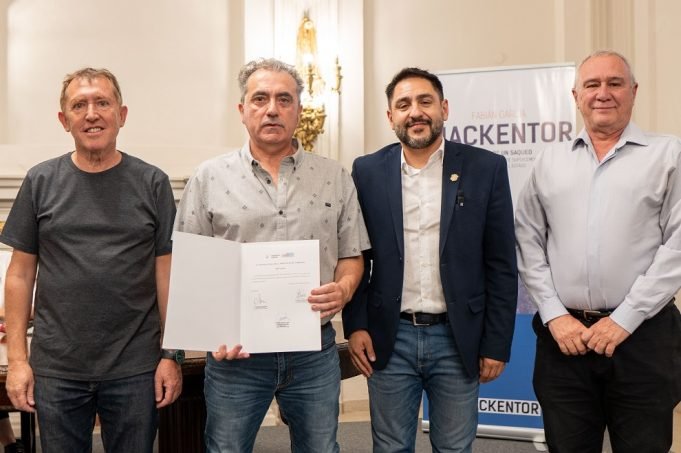 El periodista Fabián García presentó su libro sobre el caso Mackentor en la Legislatura Histórica.