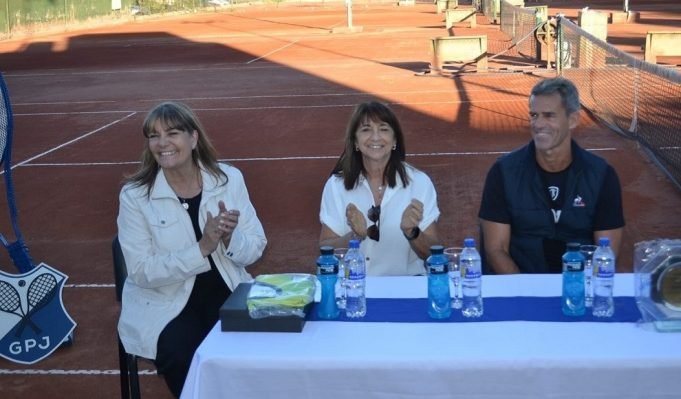 La Legislatura reconoció al extenista Daniel Orsanic durante su visita a Córdoba.