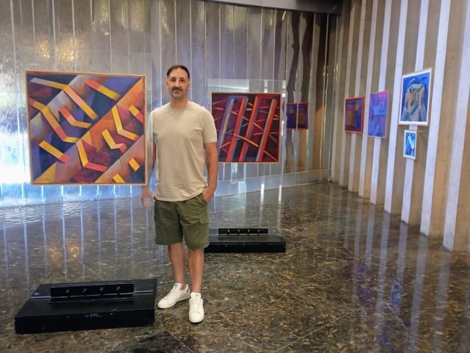 Se inauguró en la Legislatura, una muestra que refleja la solidez de la arquitectura y la fluidez del mundo interior