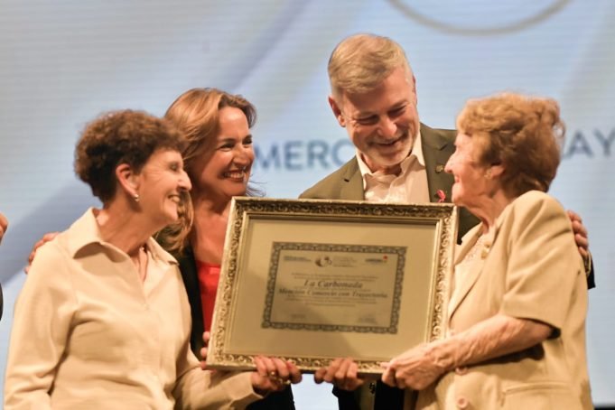 Prunotto encabezó la entrega de los Premios al Comercio de Córdoba “Manuel Belgrano”