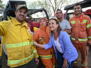 La vicegobernadora visitó a los bomberos que combaten el incendio en Guasapampa.