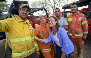 La vicegobernadora visitó a los bomberos que combaten el incendio en Guasapampa.