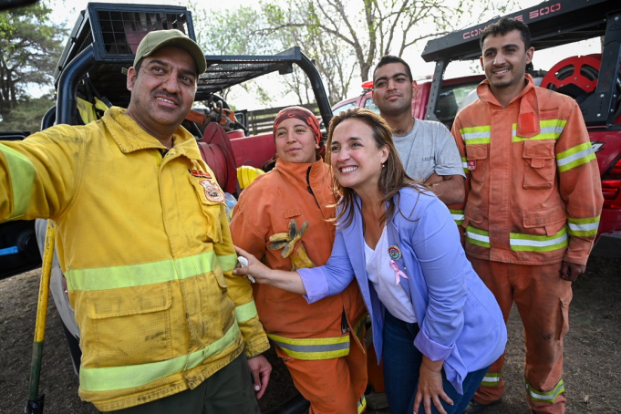 La vicegobernadora visitó a los bomberos que combaten el incendio en Guasapampa.