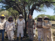 Capacitación y aprendizaje en territorio para los estudiantes del curso de Operario Apícola.