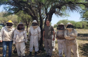 Capacitación y aprendizaje en territorio para los estudiantes del curso de Operario Apícola.