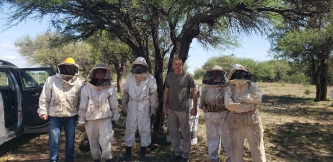 Capacitación y aprendizaje en territorio para los estudiantes del curso de Operario Apícola.