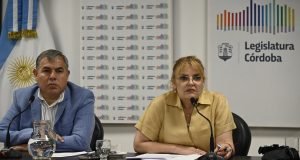 Aval en comisión para regular la profesión de la obstetricia