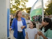 La vicegobernadora encabezó el acto del primer izamiento de la bandera de Morrison.