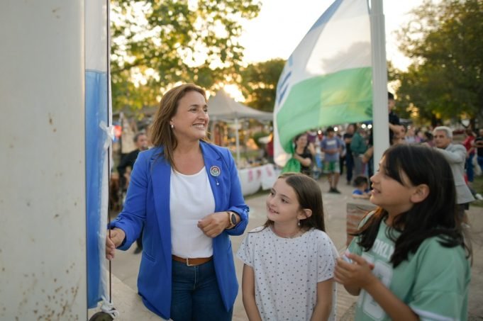 La vicegobernadora encabezó el acto del primer izamiento de la bandera de Morrison.