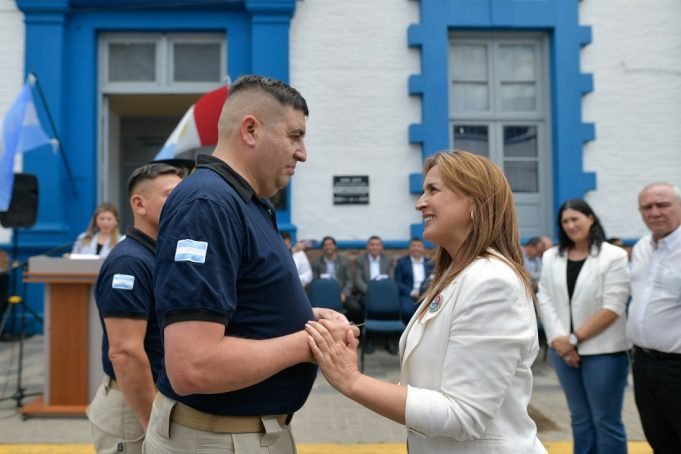 En Cosquín: Myrian Prunotto encabezó la entrega de móviles policiales para Punilla.