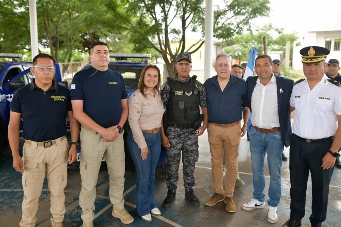 Myrian Prunotto presidió la entrega de móviles en Río Seco y Sobremonte.