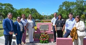 Myrian Prunotto presidió el emotivo acto del 90° Aniversario de la Democracia y la Soberanía en Plaza de Mercedes.