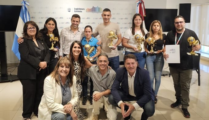 La Legislatura reconoció al equipo de Las Murciélagas, bicampeonas mundiales.