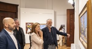 Legislatura Histórica: a sala llena, inauguraron una muestra de pinturas de Mario Sanzano.