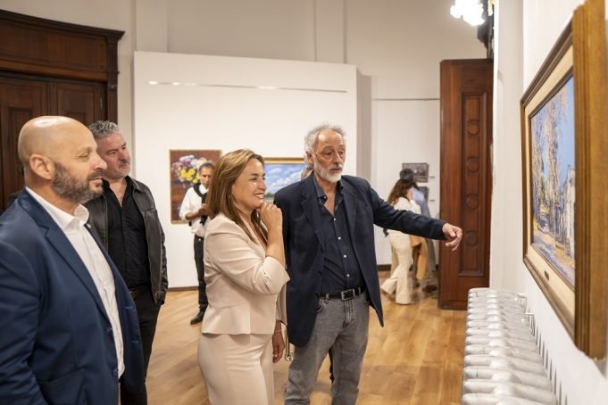 Legislatura Histórica: a sala llena, inauguraron una muestra de pinturas de Mario Sanzano.