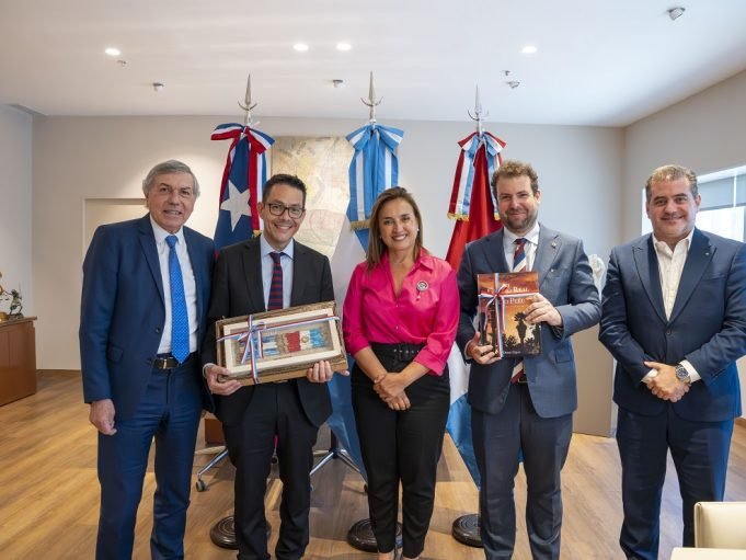 Prunotto recibió al gobernador de Coquimbo y al cónsul de Chile en Córdoba.