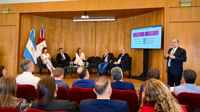 Presupuesto histórico: Prunotto celebró la visita del ministro de economía mediante X.
